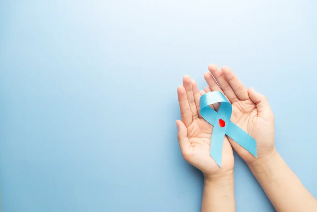 Giornata mondiale del diabete. Mani con nastro blu e simbolo della goccia di sangue per il diabete.